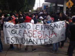 Los estudiantes manifestaron su enojo en contra de las autoridades. TWITTER / @elcucarach