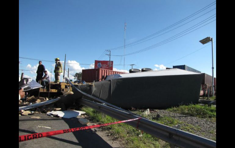 El tren se lleva un camión de carga. EL INFORMADOR /