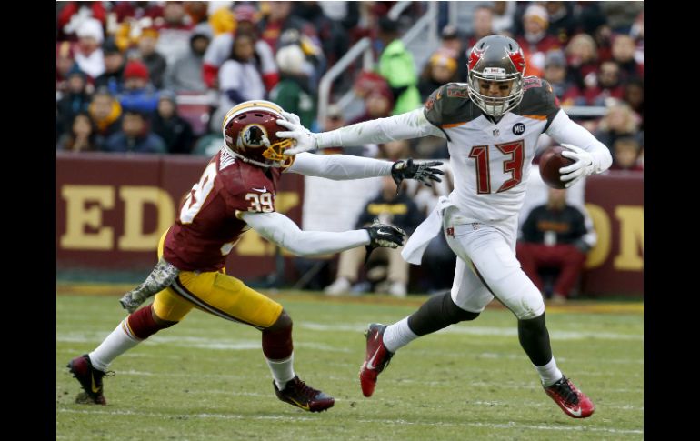 El novato Mike Evans aporta 209 yardas y dos touchdowns con sus recepciones. AP / A. Brandon