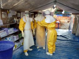 Personal de Médicos Sin Fronteras visten trajes protectores para continuar atendiendo a pacientes infectados de ébola. AFP / P. Fort