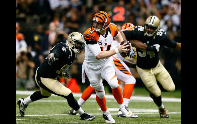 Andy Dalton completa 16 de 22 pases para 220 yardas para recuperarse de una de las peores actuaciones de su carrera. AFP / K. Cox