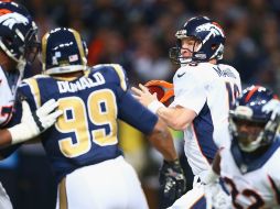 Peyton Manning acerta 34 de 54 pases para 389 yardas y sólo tiene un lanzamiento de touchdown. AFP / D. Vishwanat