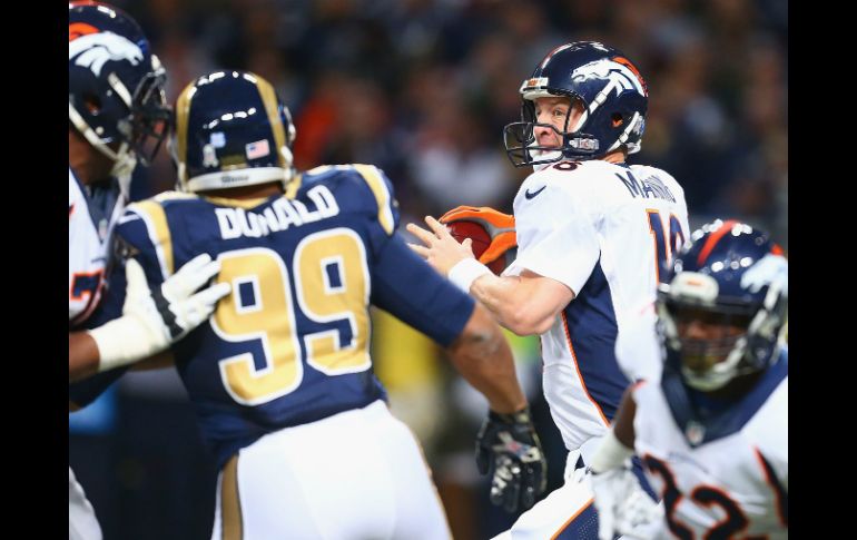 Peyton Manning acerta 34 de 54 pases para 389 yardas y sólo tiene un lanzamiento de touchdown. AFP / D. Vishwanat