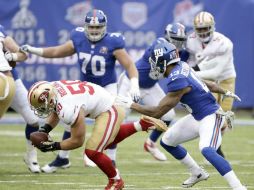 Chris Borland, linebacker novato de San Francisco, interceptó un pase de Eli Manning. AFP / J. Szenes