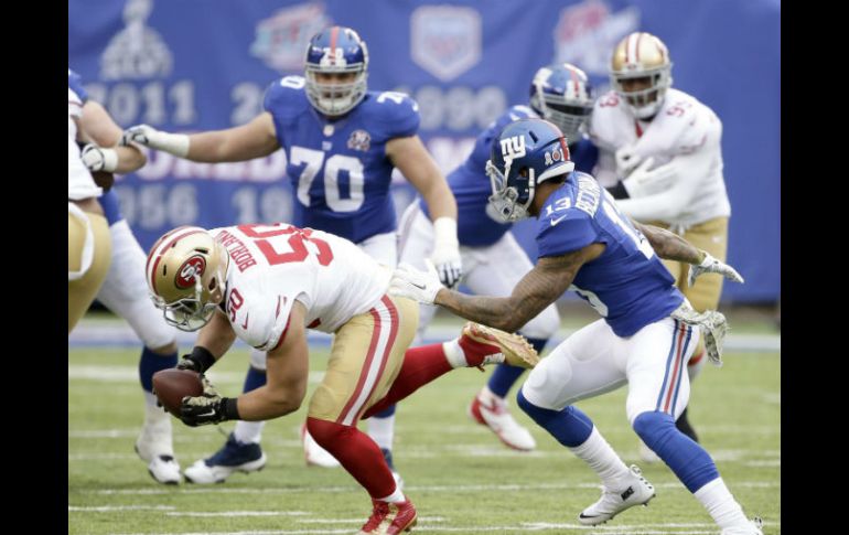 Chris Borland, linebacker novato de San Francisco, interceptó un pase de Eli Manning. AFP / J. Szenes