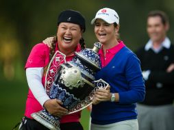 Lorena Ochoa le entrega el trofeo a Kim. AFP / D. Carroll