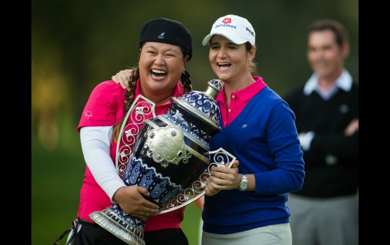 Lorena Ochoa le entrega el trofeo a Kim. AFP / D. Carroll