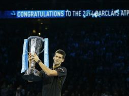 El tenista serbio levanta el trofeo del ATP World Tour Finals. AP / K. Wigglesworth