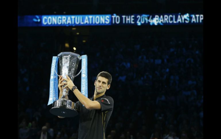 El tenista serbio levanta el trofeo del ATP World Tour Finals. AP / K. Wigglesworth