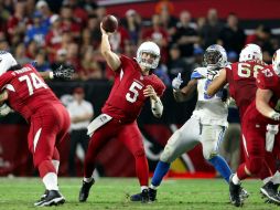 Drew Stanton, mariscal de campo, lanza dos pases de anotación a Michael Floyd. AFP / C. Petersen