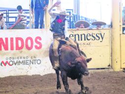 Ganador. José Andrés Aceves, del equipo Tres Potrillos, en pleno jineteo de toro. EL INFORMADOR / M. Vargas