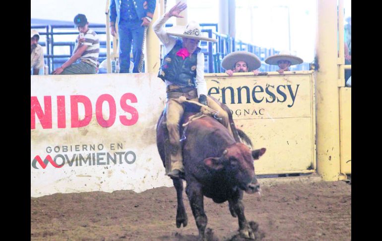 Ganador. José Andrés Aceves, del equipo Tres Potrillos, en pleno jineteo de toro. EL INFORMADOR / M. Vargas