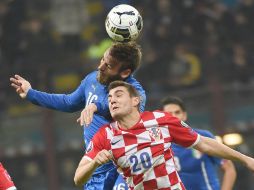 Daniele de Rossi y el croata Mateo Kovacic, pelean un balón durante el partido. EFE / D. Zennaro