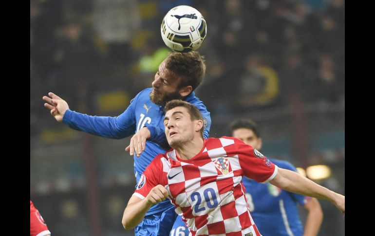 Daniele de Rossi y el croata Mateo Kovacic, pelean un balón durante el partido. EFE / D. Zennaro