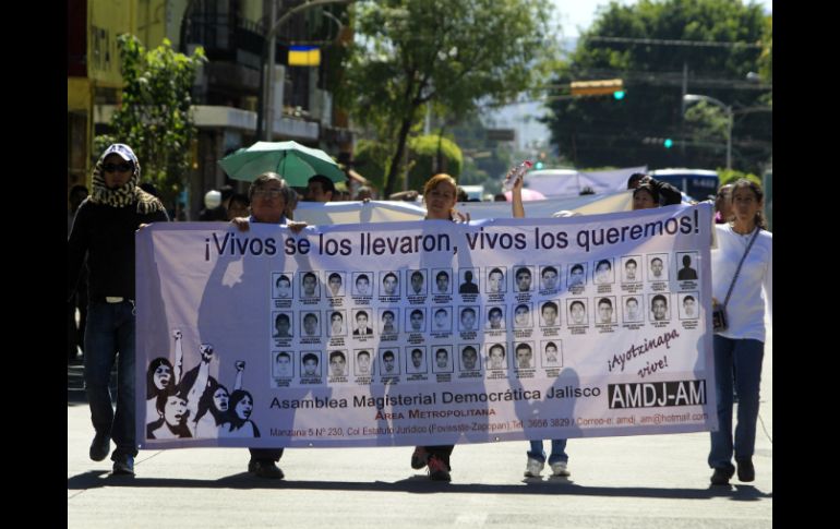 Este lunes varias personas se manifestaron a las afueras de Televisa por los normalistas desaparecidos. EL INFORMADOR / M. Vargas