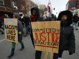 Varios manifestantes marchan pidiendo justicia en el caso de Michael Brown, en Clayton, Estados Unidos. EFE / L. Smith