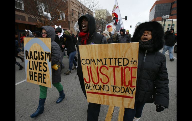 Varios manifestantes marchan pidiendo justicia en el caso de Michael Brown, en Clayton, Estados Unidos. EFE / L. Smith