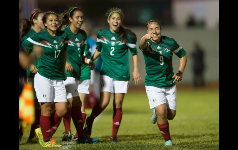 El equipo celebra el gol de Charlyn Corral tras varias oportunidades de México para anotar. MEXSPORT / R. Maya