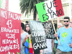 SOLIDARIDAD. Ciudadanos manifiestan su descontento por la desaparición de los 43 normalistas. AFP /