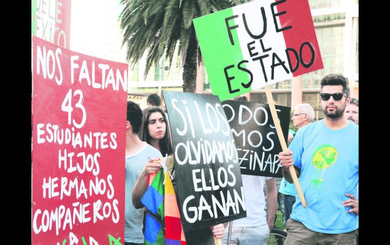 SOLIDARIDAD. Ciudadanos manifiestan su descontento por la desaparición de los 43 normalistas. AFP /