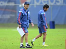 ¿Conflicto? José Manuel de la Torre (I) y Ángel Reyna en un entrenamiento de las Chivas. MEXSPORT / A. Macías