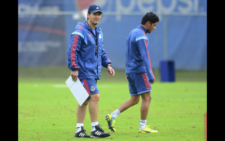 ¿Conflicto? José Manuel de la Torre (I) y Ángel Reyna en un entrenamiento de las Chivas. MEXSPORT / A. Macías