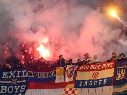 El partido tuvo que ser detenido por estos desmanes en la tribuna. EFE / M. Bazzi