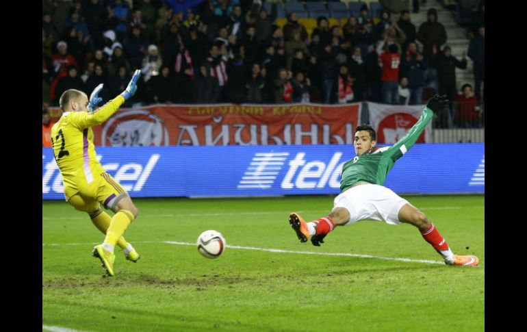 Raúl Jiménez abrió así el marcador en la Arena Borisov. Los dos goles del colchonero es de lo poco positivo para México tras la derrota AP /  S. Grits