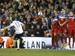 Robbie Brady dispara sobre la barrera norteamericana; el jugador del Hull City hizo un doblete en el juego. AP /  P. Morrison