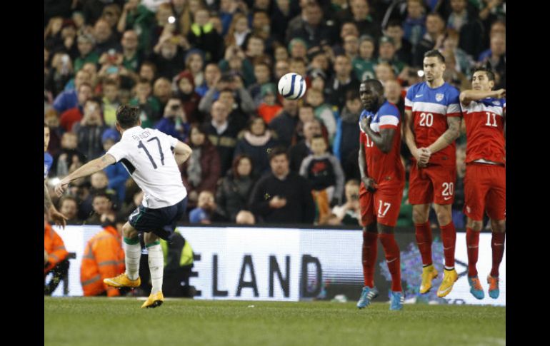 Robbie Brady dispara sobre la barrera norteamericana; el jugador del Hull City hizo un doblete en el juego. AP /  P. Morrison