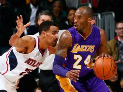 Kobe Bryant (24) disputa el balón con Thabo Sefolosha. AFP / K. Cox