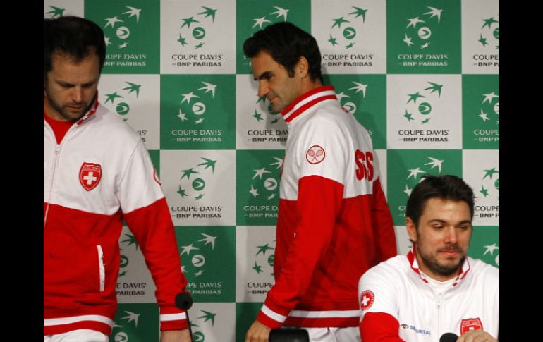 ¿Reconciliación?. Roger Federer, centro, y Stanislas Wawrinka, derecha, en la rueda de prensa del equipo suizo. AP / M. Spingler