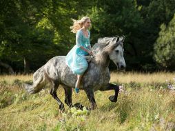 Lily James interpreta a Ella como 'La Cenicienta'. FACEBOOK / Películas Disney