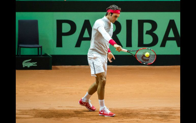 Roger estuvo calentando sin dar signos de dolor. AFP / P. Huguen