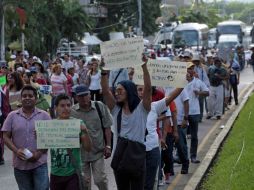 Hoy en el Zócalo confluirán las tres caravanas de Ayotzinapa; universitarios bloquearán aeropuerto. SUN / J. Ríos