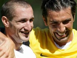 Buffon (d) es el capitán del equipo, mientras que Chiellini es clave en la zaga. TWITTER / @JuventusFC