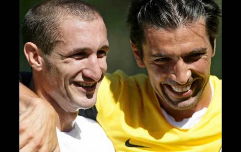 Buffon (d) es el capitán del equipo, mientras que Chiellini es clave en la zaga. TWITTER / @JuventusFC