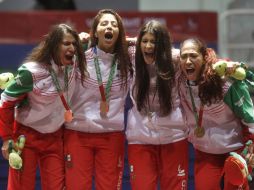 El equipo de esgrima celebra el oro en sable por equipos. EFE / M. Castillo