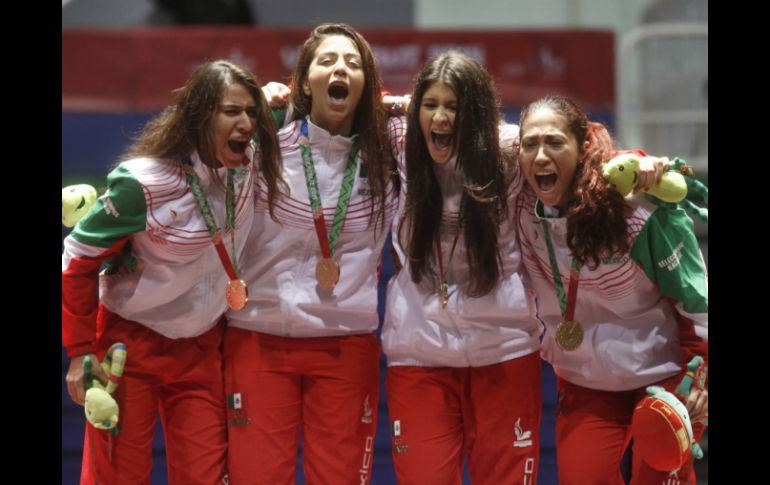 El equipo de esgrima celebra el oro en sable por equipos. EFE / M. Castillo