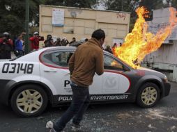 Algunas personas dañaron las patrullas de la Policía Preventiva en el marco de las movilizaciones. SUN / J. Cabrera