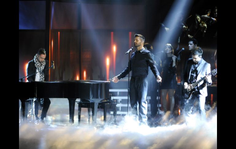 Camila y Ricky Martin interpretan 'Perdón'. AP / C. Pizzello