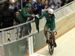 La pedalista Yarely Lizbeth Salazar entrega la primera medalla de oro a México en el ciclismo de pista. TWITTER / ‏@Javier_Duarte