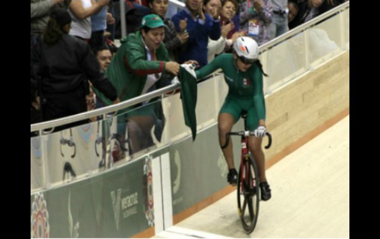 La pedalista Yarely Lizbeth Salazar entrega la primera medalla de oro a México en el ciclismo de pista. TWITTER / ‏@Javier_Duarte