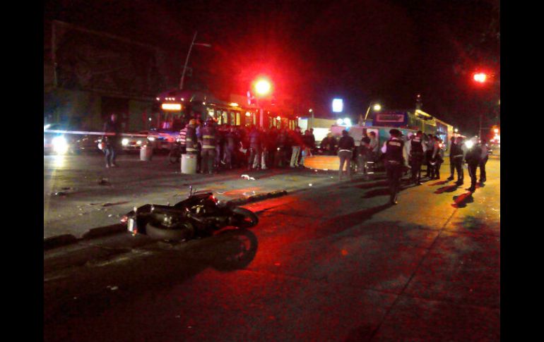 El motociclista fue arrastrado por unos 30 metros antes de que el camión lograra detenerse. EL INFORMADOR /