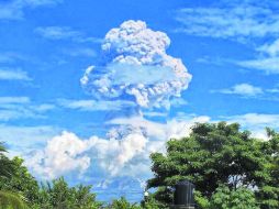 A las 12:29 horas del viernes se registró la explosión en el cráter del volcán. ESPECIAL  /