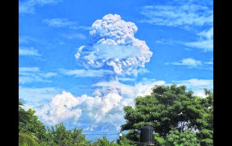 A las 12:29 horas del viernes se registró la explosión en el cráter del volcán. ESPECIAL  /