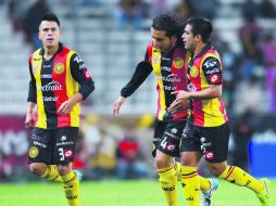 El de esta noche puede ser el último partido en Leones Negros para Héctor Reynoso (centro), quien podría regresar a Chivas. MEXSPORT / A. Macías