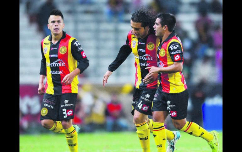 El de esta noche puede ser el último partido en Leones Negros para Héctor Reynoso (centro), quien podría regresar a Chivas. MEXSPORT / A. Macías