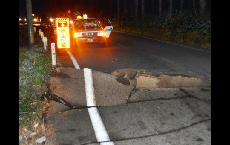 El temblor provoca grietas en decenas de inmuebles, calles y carreteras. AP /