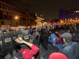 Los jóvenes son detenidos el pasado 20 de noviembre en las inmediaciones del Zócalo capitalino. SUN / ARCHIVO